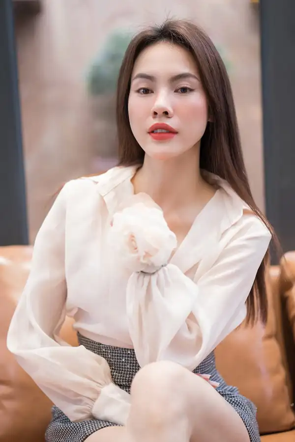 Qe trong áo sơ mi trắng, chỉn chu và thanh lịch