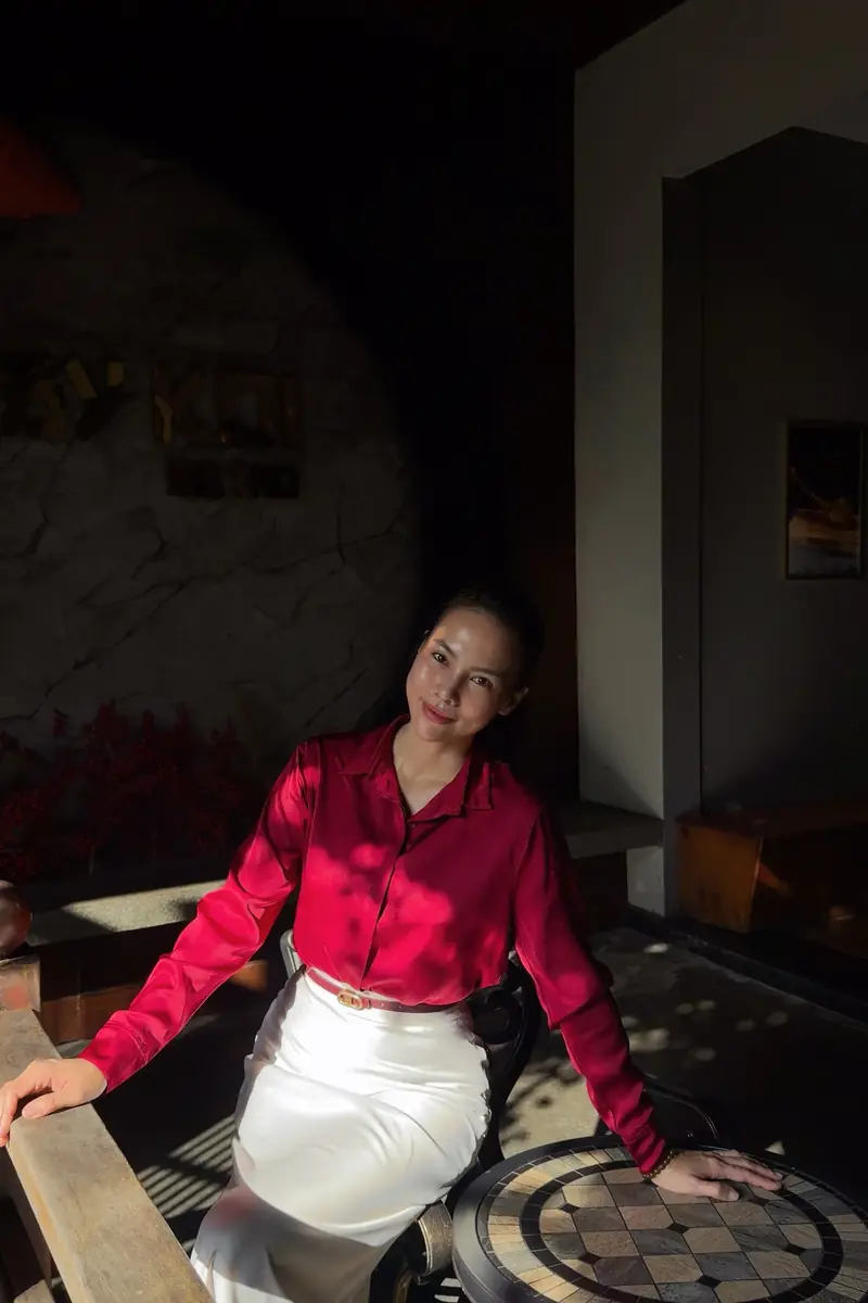Qe trong áo lụa đỏ tại Ruby Koi Bistro